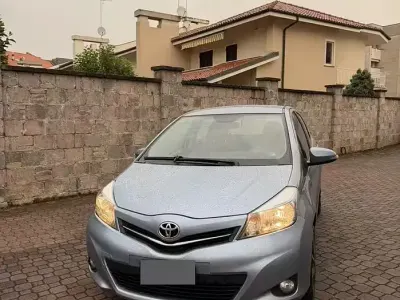 Usata Toyota Yaris 69 CV (50 kW) 2012 Bluazzurro Utilitaria