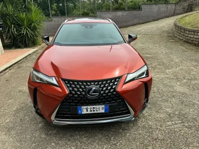 Usata Lexus UX 250h Luxury Line 184 CV (135 kW) 2019 Arancione SUV