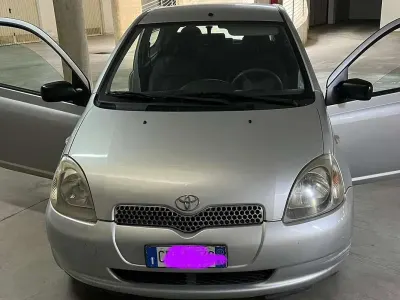Usata Toyota Yaris 68 CV (50 kW) 2002 Argento Berlina