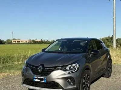 Usata Renault Captur 101 CV (74 kW) 2023 Grigio SUV