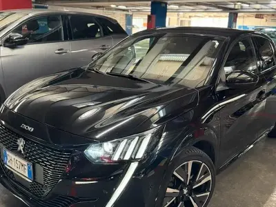 Usata Peugeot 208 GT 102 CV (75 kW) 2022 Nero Utilitaria