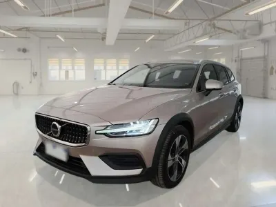 Usata Volvo V60 CC Core 197 CV (144 kW) 2023 Grigio Station wagon