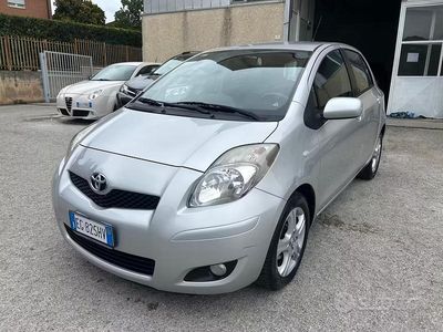 Usata Toyota Yaris Sol 90 CV (66 kW) 2011 Grigio Utilitaria