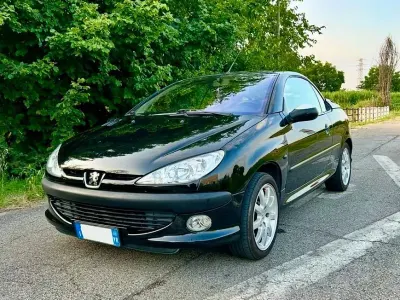 Usata Peugeot 206 CC 109 CV (80 kW) 2002 Nero Cabrio