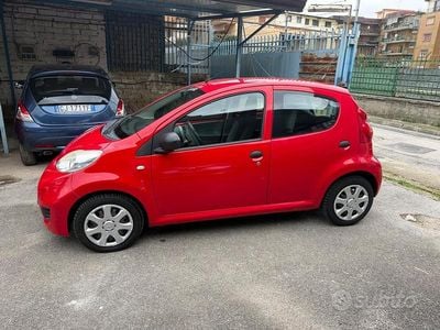 Usata Peugeot 107 68 CV (50 kW) 2010 Rosso Utilitaria