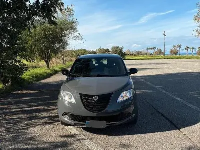 Begagnad Lancia Ypsilon 95 HK (69 kW) 2014 Grå Halvkombi