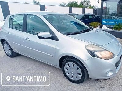 Usata Renault Clio II 75 CV (55 kW) 2011 Argento Berlina