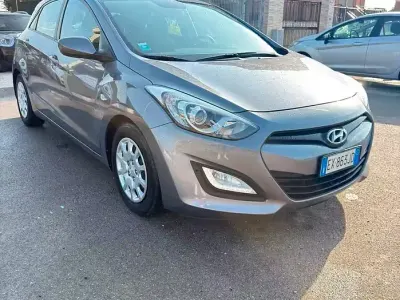 Usata Hyundai i30 GO! 110 CV (80 kW) 2015 Grigio Berlina