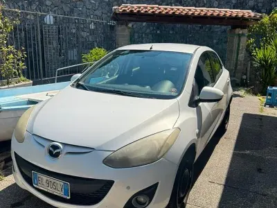 Usata Mazda 2 75 CV (55 kW) 2012 Bianco Utilitaria