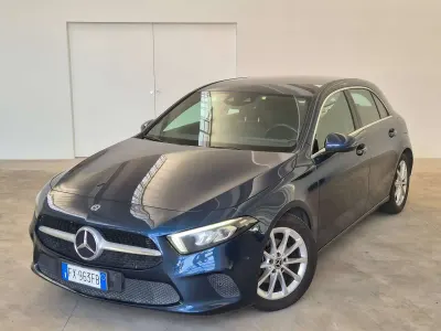 Usata Mercedes A180 116 CV (85 kW) 2019 Blu denim Berlina
