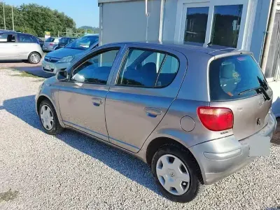 Begagnad Toyota Yaris 65 HK (47 kW) 2003 Grå Sedan