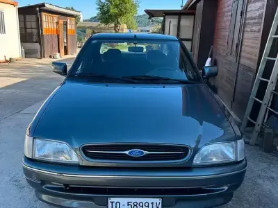 Usado Ford Orion Ghia 105 CV (77 kW) 1993 Gris Berlina
