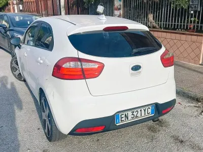 Usata Kia Rio 75 CV (55 kW) 2013 Bianco Berlina