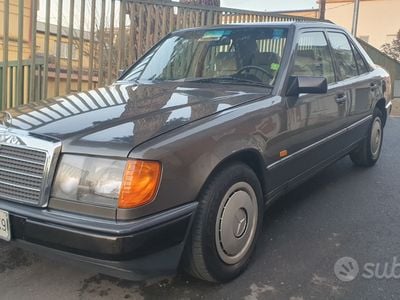 Usata Mercedes E200 122 CV (89 kW) 1987 Grigio Berlina