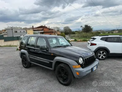 Second-hand Jeep Cherokee Sport 163 CP (119 kW) 2005 Negru SUV