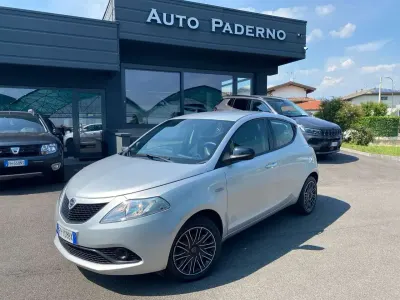 Usata Lancia Ypsilon Gold 69 CV (50 kW) 2018 Argento Utilitaria