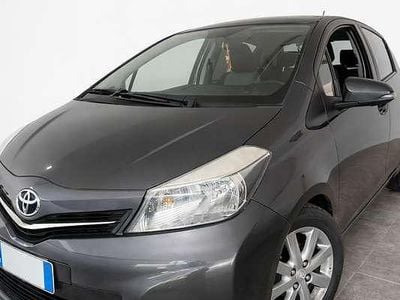 Usata Toyota Yaris Lounge 69 CV (50 kW) 2011 Grigio Utilitaria