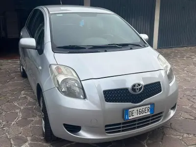 Usata Toyota Yaris Sol 90 CV (66 kW) 2007 Grigio Utilitaria