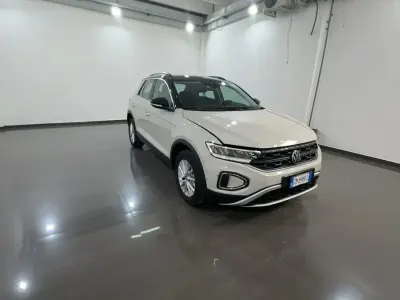 Usata VW T-Roc Life 110 CV (80 kW) 2023 Ascot grey SUV