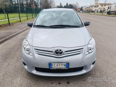 Usata Toyota Auris Sol 90 CV (66 kW) 2011 Grigio Utilitaria