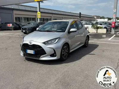 Usata Toyota Yaris Trend 72 CV (52 kW) 2021 Grigio Utilitaria