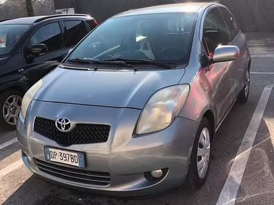 Usata Toyota Yaris Sol 87 CV (63 kW) 2008 Grigio Utilitaria