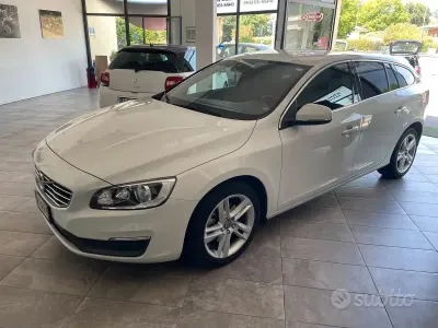 Usata Volvo V60 R-Design Kinetic 190 CV (139 kW) 2015 Bianco Station wagon