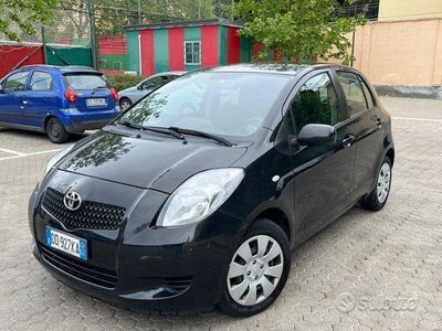 usata Toyota Yaris 1.0 benzina 5 porte neopatentati