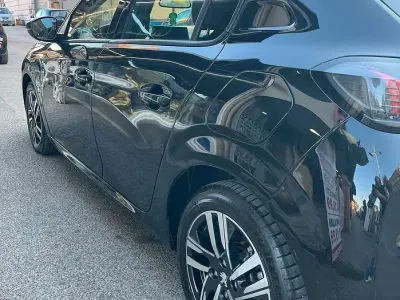 Usata Peugeot 208 102 CV (75 kW) 2020 Nero Utilitaria