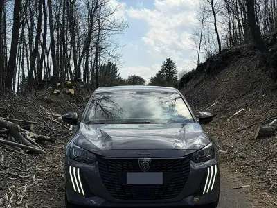 Usata Peugeot 208 101 CV (74 kW) 2024 Grigio Utilitaria