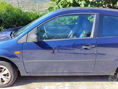 Usata Ford Fiesta 73 CV (53 kW) 2004 Blu Utilitaria
