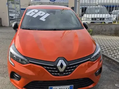 Usata Renault Clio V Techno 101 CV (74 kW) 2023 Arancione Berlina