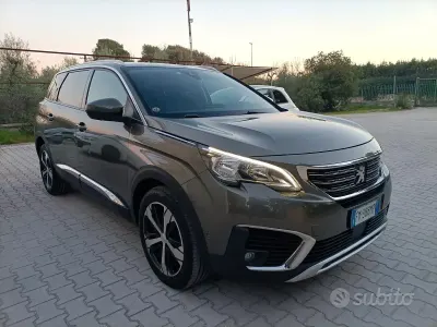 Usado Peugeot 5008 Allure 120 HP (88 kW) 2018 Cinzento SUV
