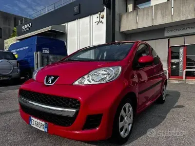 Usata Peugeot 107 Active 68 CV (50 kW) 2010 Rosso Utilitaria
