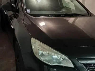 Usata Opel Astra 101 CV (74 kW) 2012 Nero Station wagon