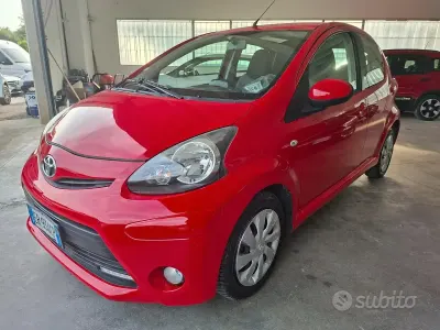 Usata Toyota Aygo Connect Style 68 CV (50 kW) 2013 Rosso Utilitaria