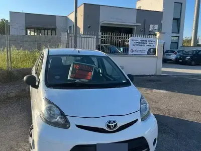 Usata Toyota Aygo 68 CV (50 kW) 2012 Bianco Utilitaria