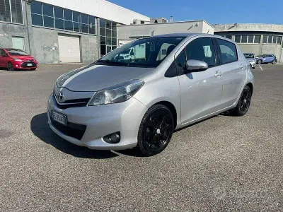 Usata Toyota Yaris Lounge 99 CV (72 kW) 2012 Grigio Utilitaria
