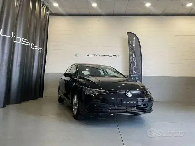 Usata VW Golf VIII Life 131 CV (96 kW) 2022 Grigio Berlina