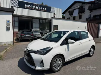 Usata Toyota Yaris Lounge 69 CV (50 kW) 2015 Bianco Utilitaria