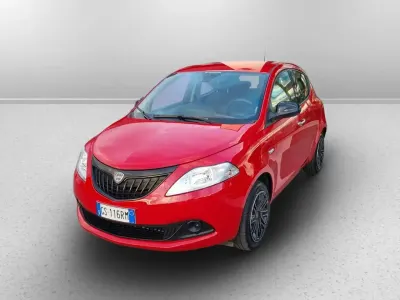 Usata Lancia Ypsilon Silver 70 CV (51 kW) 2024 Rosso Utilitaria