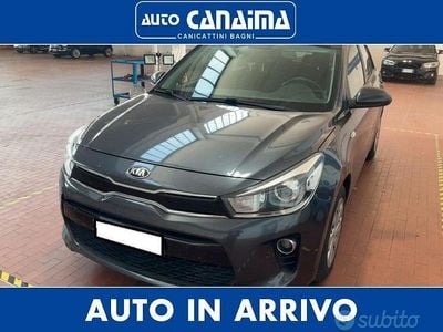 Usado Kia Rio 78 HP (57 kW) 2018 Cinzento Sedan