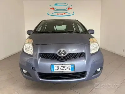 Usata Toyota Yaris Sol 101 CV (74 kW) 2010 Grigio Utilitaria