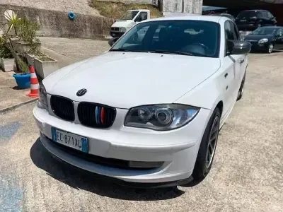 Usata BMW 118 143 CV (105 kW) 2010 Bianco Utilitaria
