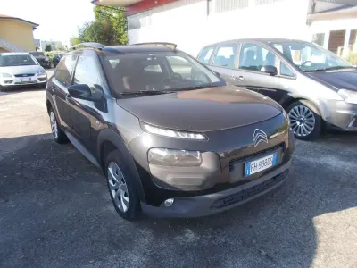 Käytetty Citroën C4 Feel 99 HP (72 kW) 2017 Musta Sedan