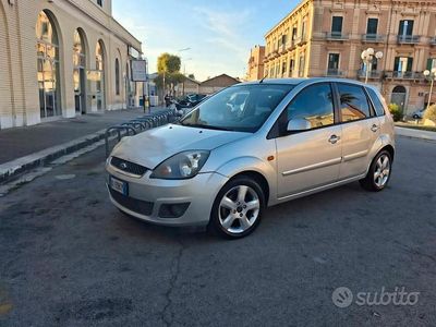 Usata Ford Fiesta 53 CV (38 kW) 2007 Grigio Utilitaria