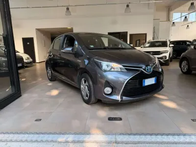 Usata Toyota Yaris Hybrid Lounge 92 CV (67 kW) 2016 Antracite Berlina