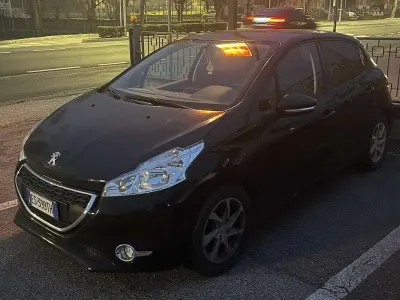 Usata Peugeot 208 Active 82 CV (60 kW) 2013 Nero Utilitaria