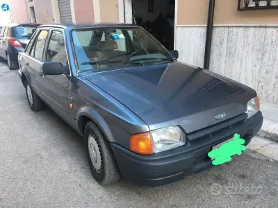 Usata Ford Escort Ghia 58 CV (42 kW) 1987 Grigio Berlina
