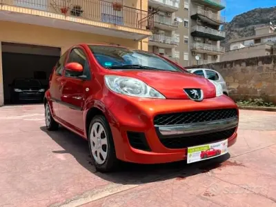 Usata Peugeot 107 68 CV (50 kW) 2010 Arancione Utilitaria